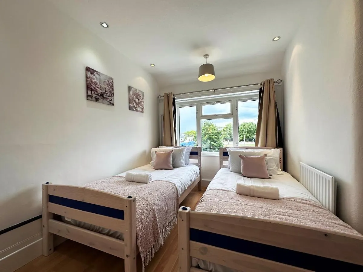 Maria'S House In East London Apartment Dagenham 0*,